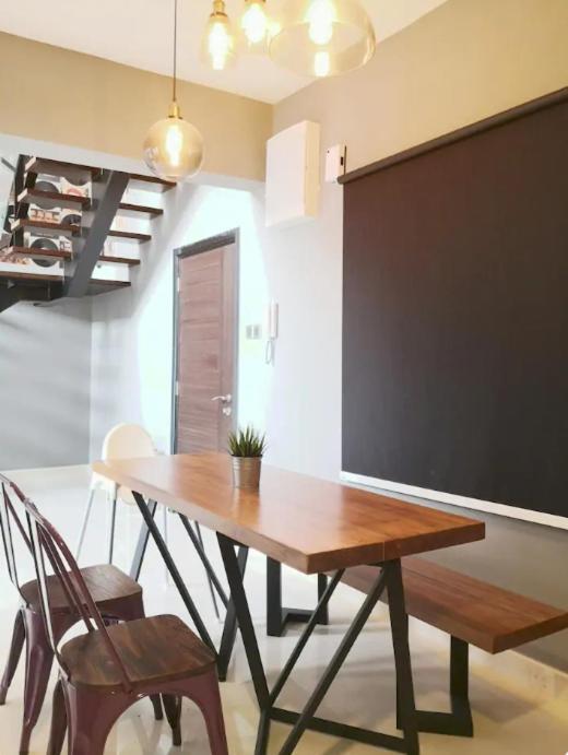 Baby & Kids Friendly, Jb Ciq, Romantic Duplex Johor Bahru